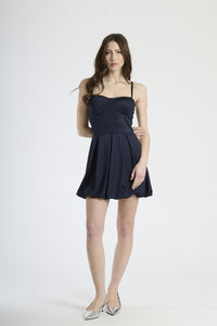 Abito corto navy con bretelle sottili, silhouette a campana e scollatura cuore.