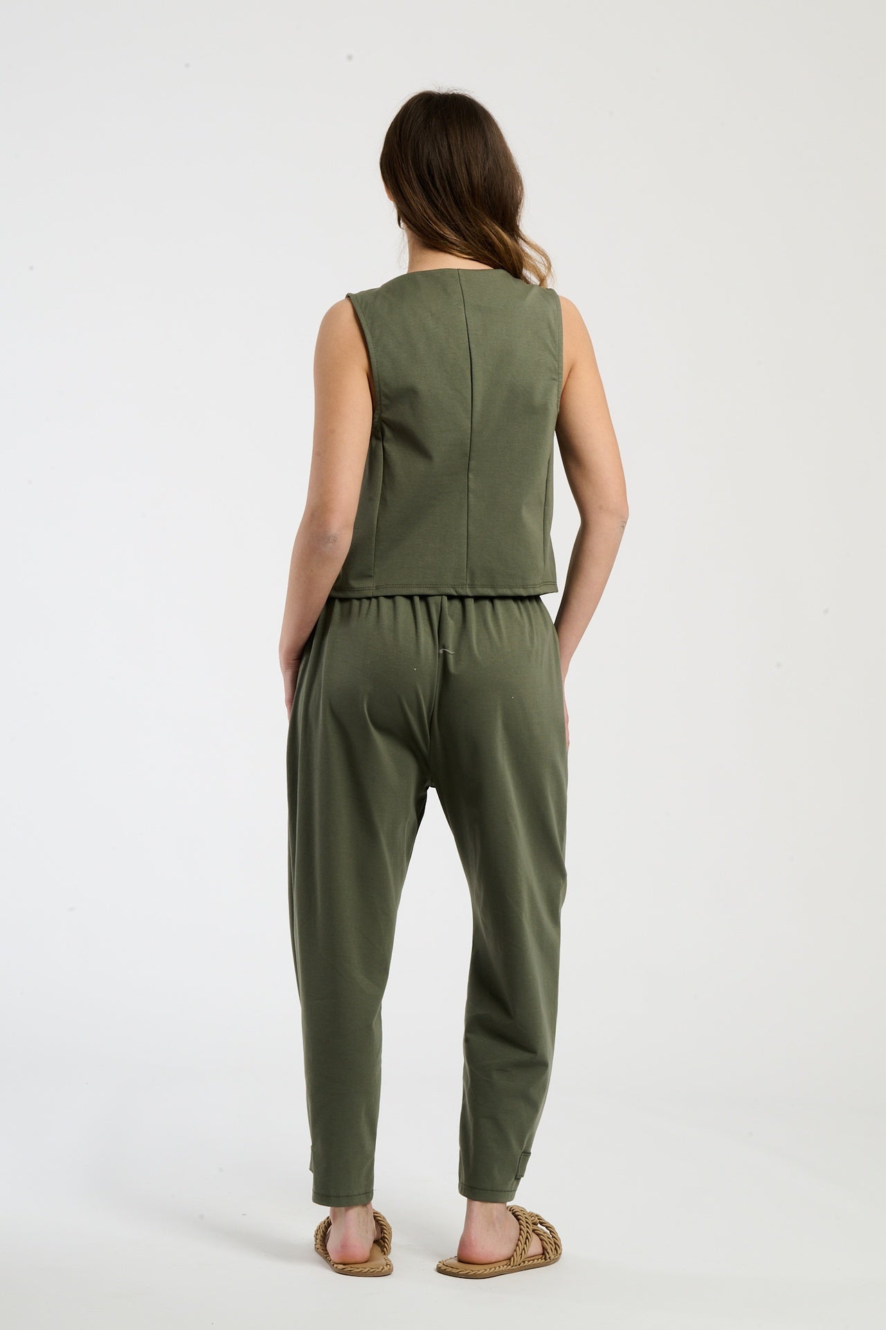 Completo militare su una modella: gilet a bottoni e pantaloni, combinazione robusta e accattivante.