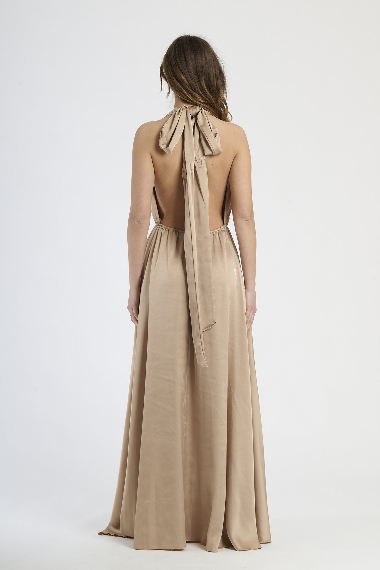 Vestito elegante in tonalità oro, modello senza spalline e colletto a imbuto