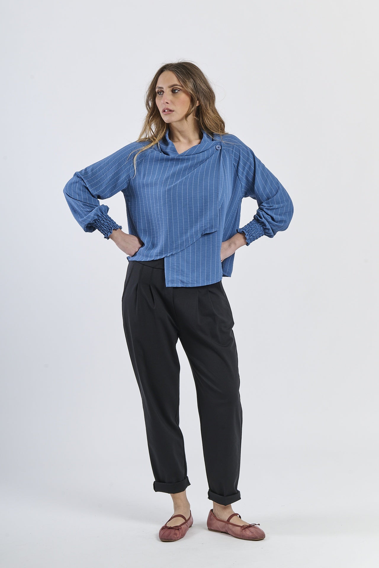 Maglia jeans trendy conspalline ampie e design accattivante