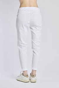 Pantaloni jogger bianchi con coulisse, stile minimalista, abbinati a sneaker bianche