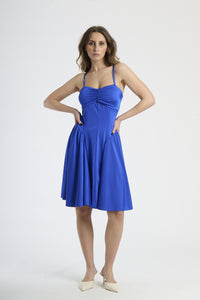 Abito bluette con plissé sul busto, abbigliamento dal tocco minimalista.