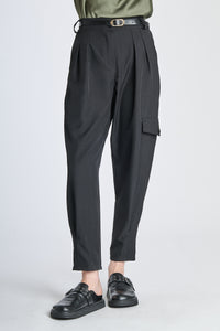 Design pantaloni neri con tasca frontale, outfit moderno e funzionale