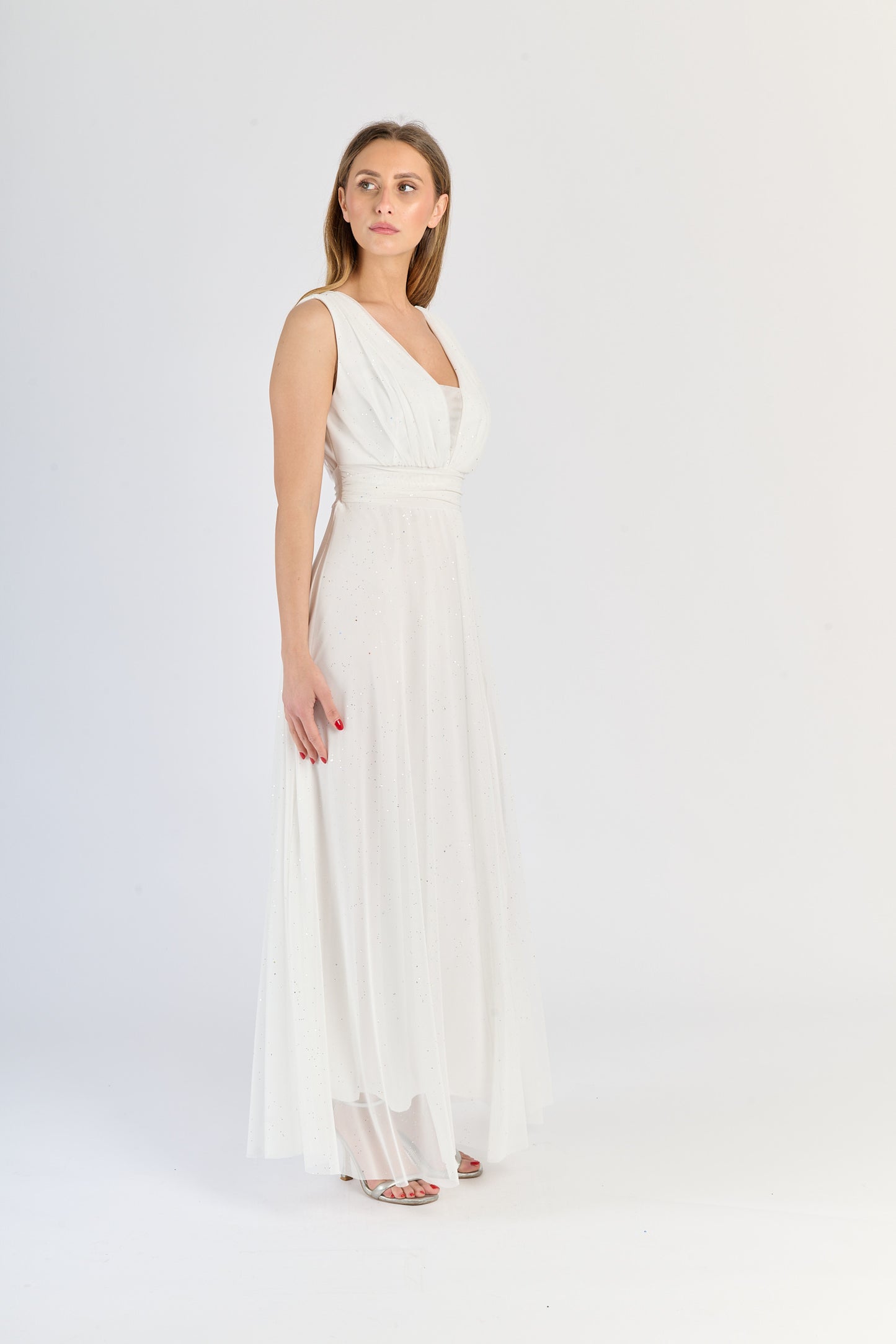 Vestito bianco classico, colletto a V e gonna ampia, stile eterno.