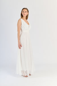 Vestito bianco classico, colletto a V e gonna ampia, stile eterno.