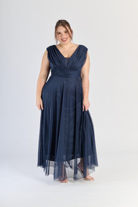 Abito navy elegante, maniche senza spalline e gonna midi, per serate notturne.