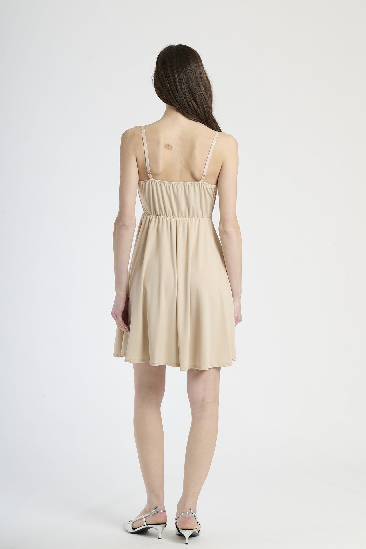 Vestito elegante beige, silhouette slim con scollatura a V e fianchi svasati