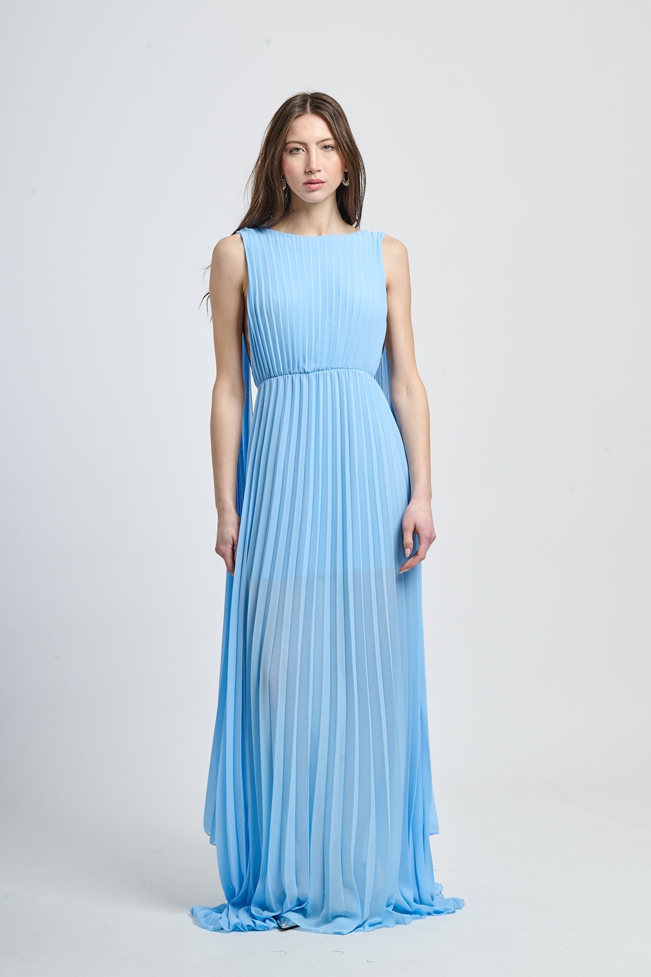 Abito elegante azzurro con apertura dorsale e falda ampia fluida
