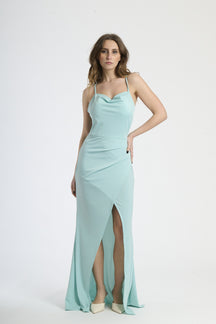Abito lungo Tiffany con spalline sottili, colletto drappato e spalanca laterale, silhouette fluida.