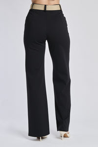 Immagine di pantaloni bianchi, cintura nero e sandali blu