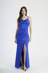 Abito lungo bluette con spalline sottili, colletto drappato e spalanca laterale, silhouette fluida.