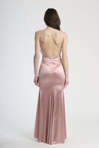 Modella in abito rosa antico a spalline, stile delicato e nostalgico per serate romantiche.