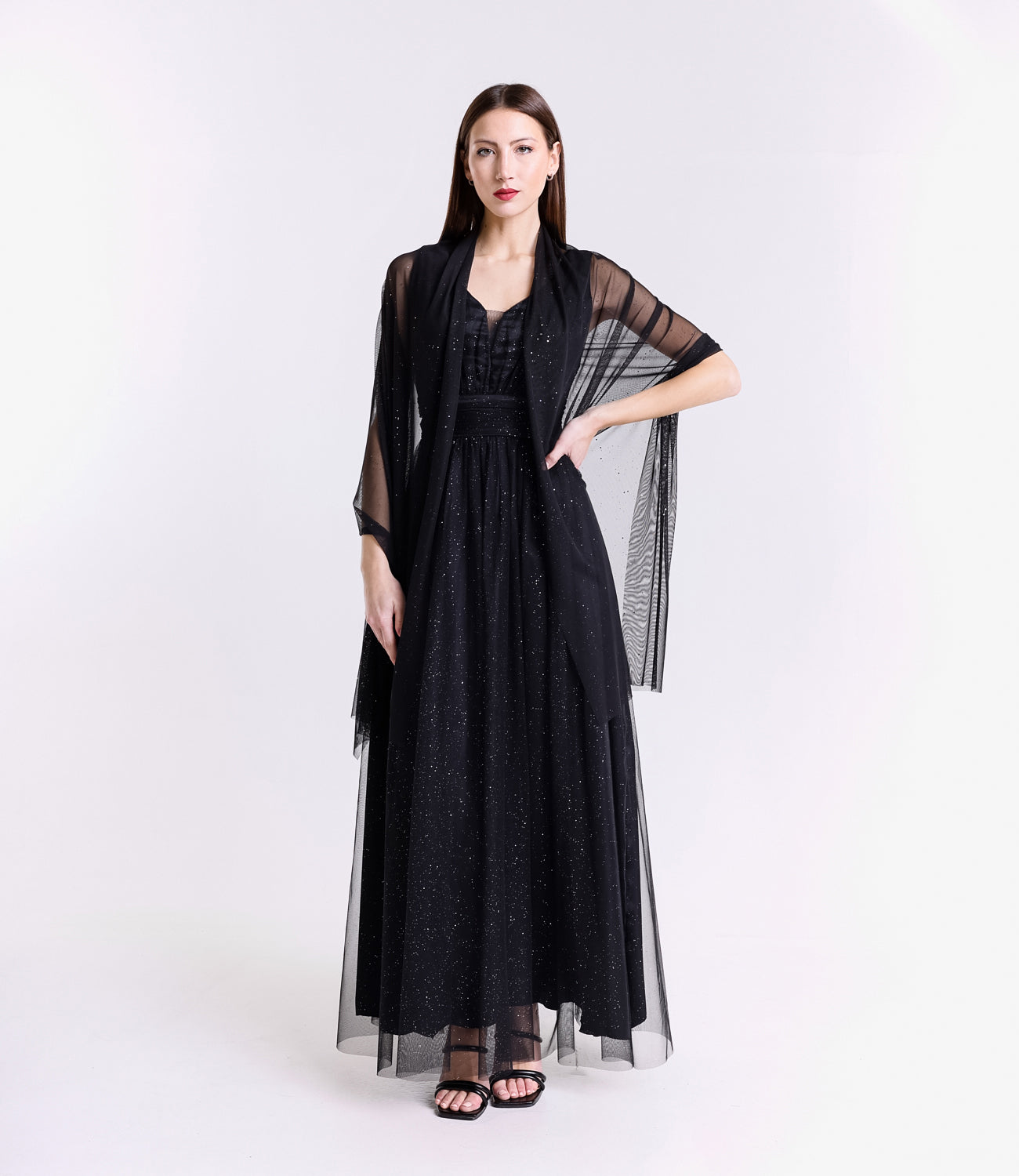 Abito da cerimonia nero in tulle, stile intemporale e raffinato