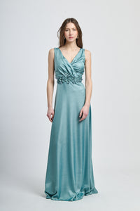 Abito formale salvia in raso, design naturale con spalline sottili