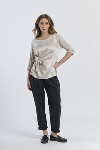 Blusa beige oversize con dettaglio di nodo, eleganza sobria