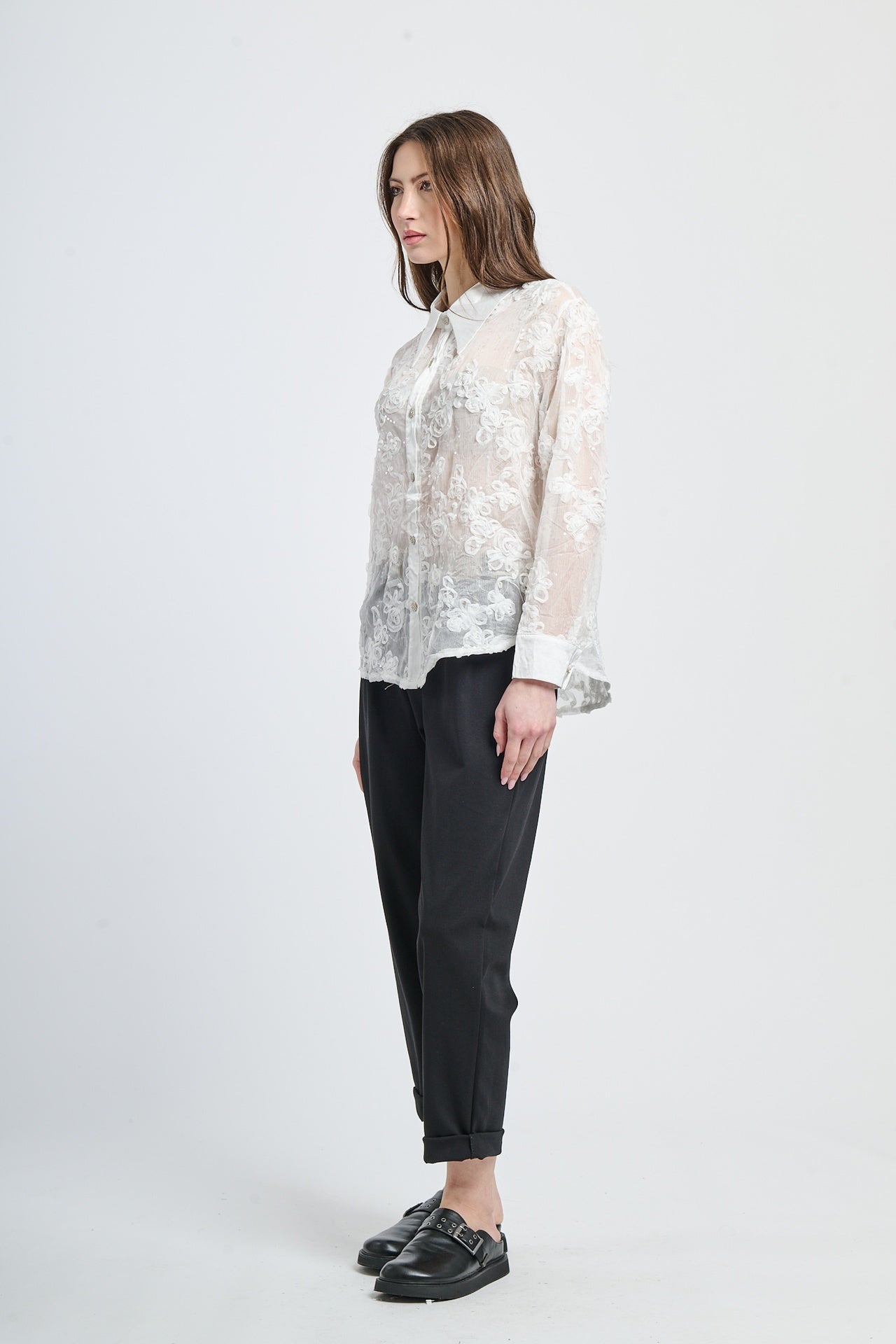 Un abito biancao in un colore neutro che si adatta a qualsiasi occasione.