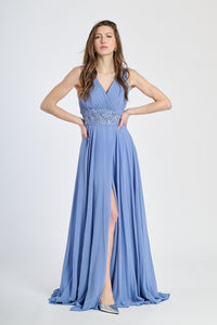 Abito lungo lavanda in tulle fluido, scollo a V profondo e fascia decorativa in vita