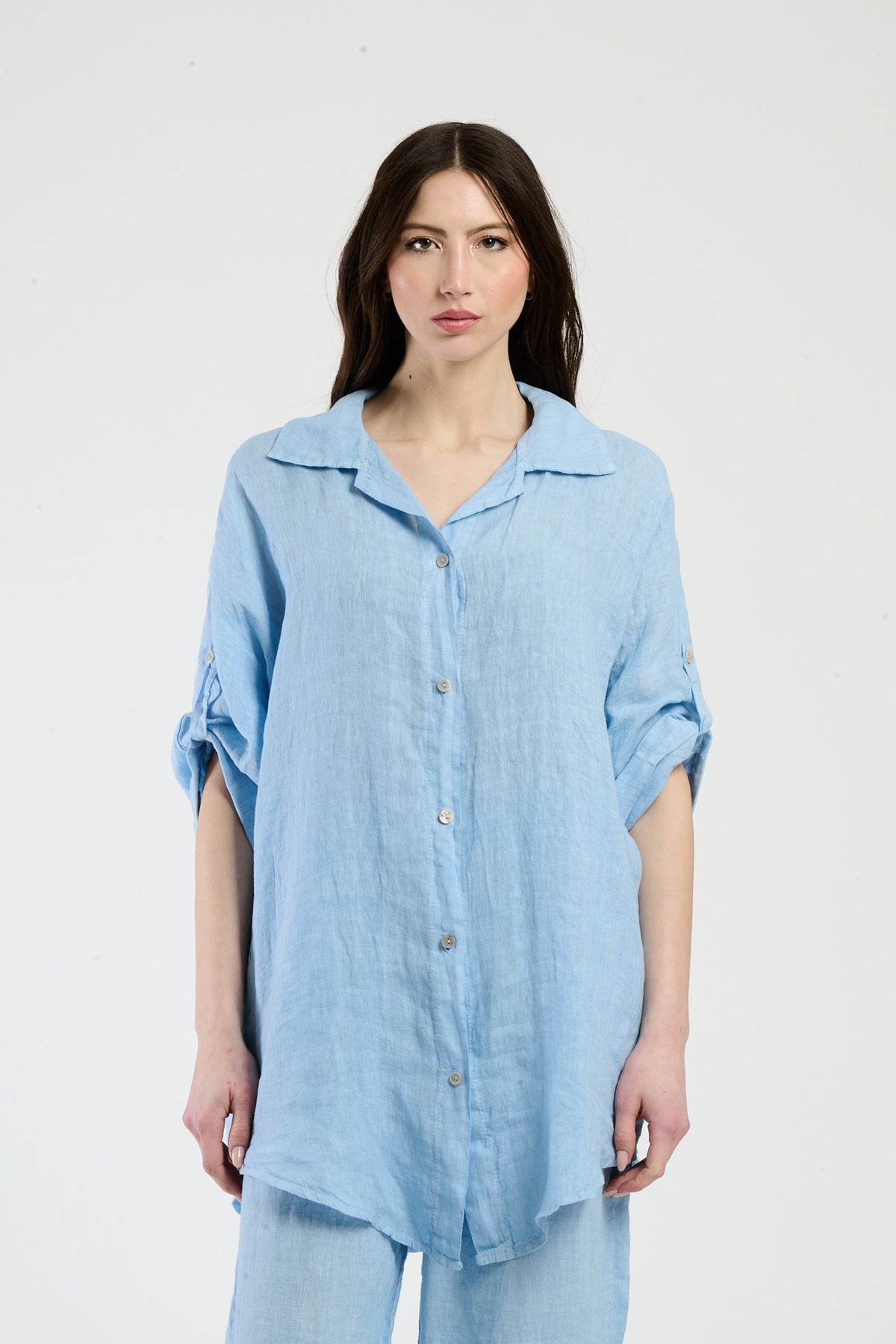 Camicia azzurra con colletto e bottoni, comfort e eleganza leggera
