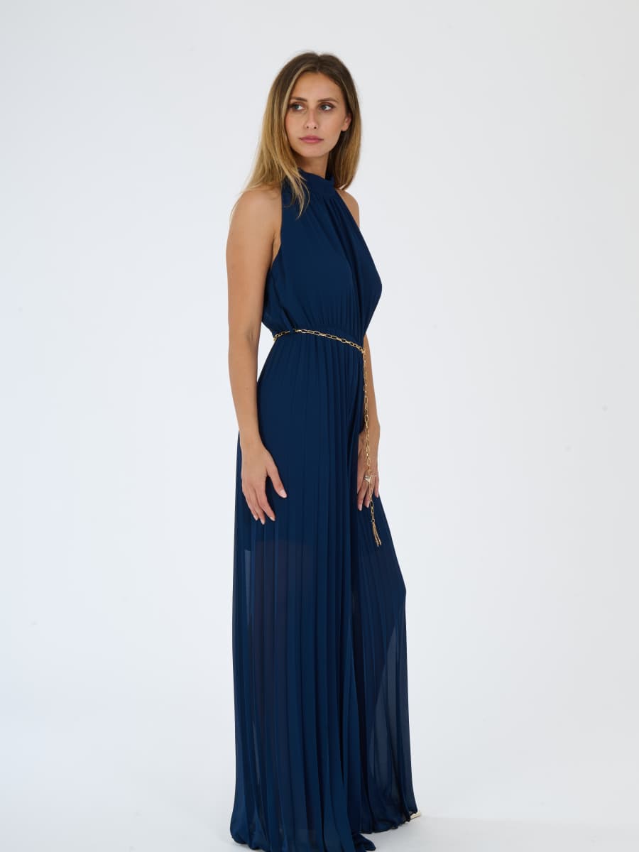 Tuta “Celestea” – Jumpsuit Plissé con Girocollo e Cintura a Catena