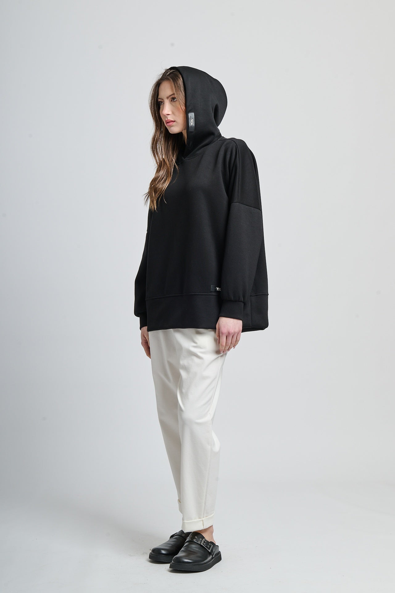 Felpa nera a maniche ampie, look classico e moderno