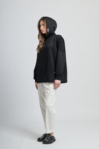 Felpa nera a maniche ampie, look classico e moderno
