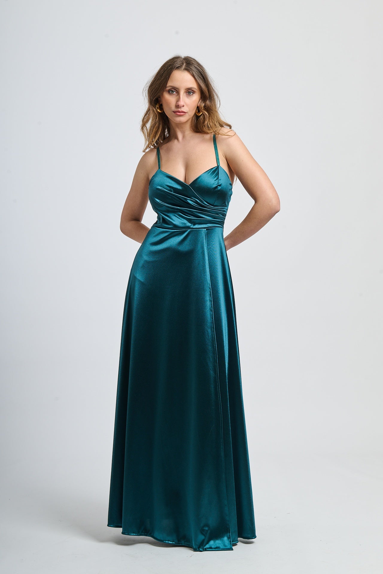 Vestito elegante verde.S, taglio fluido con scollatura a V e cintura incorniciata