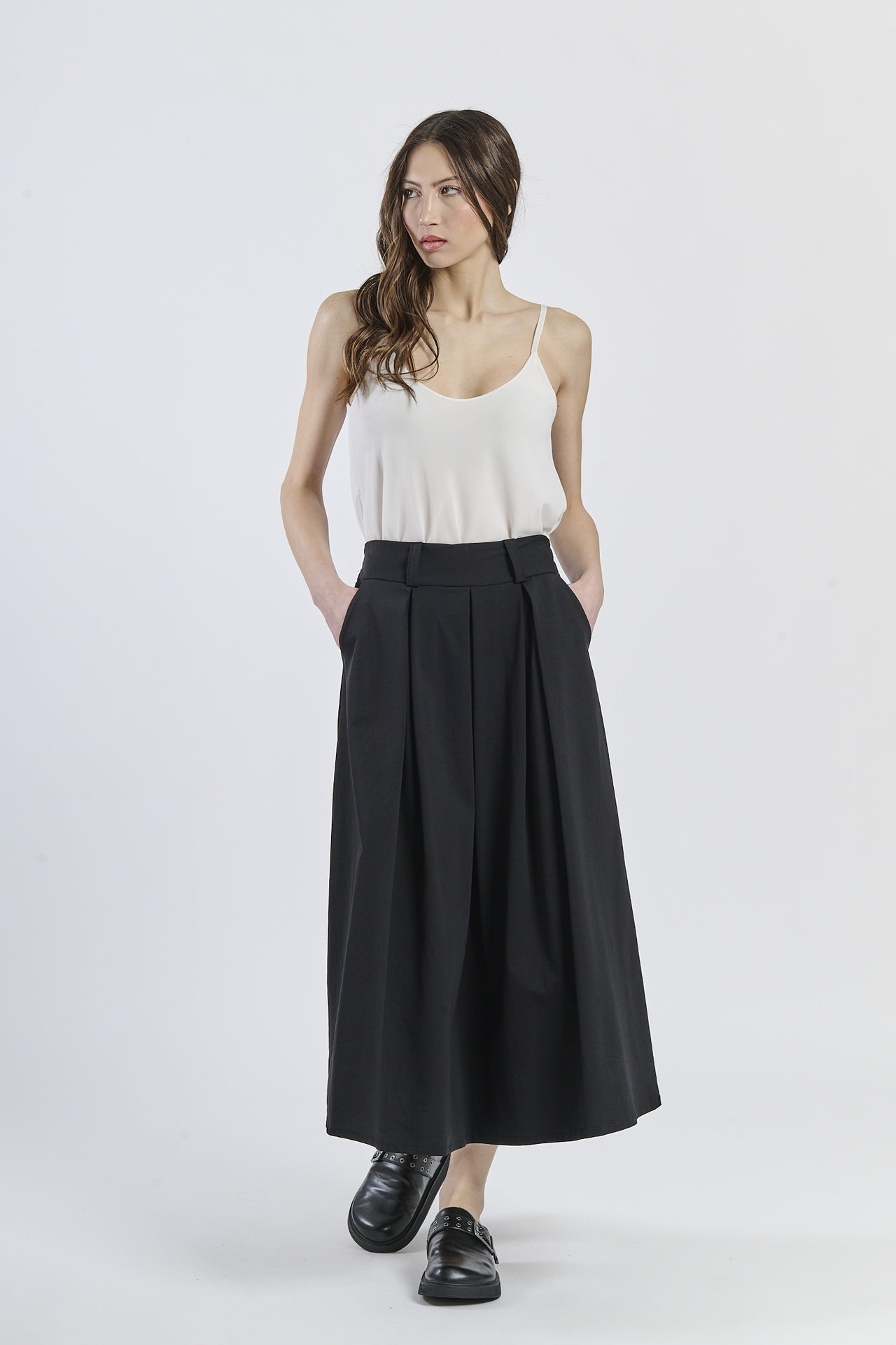 Felpa oversize nero con cappuccio e logo in stampa, stile casual e moderno