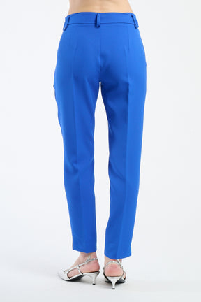 Pantaloni bluette da donna, tonalità delicata e rassicurante.