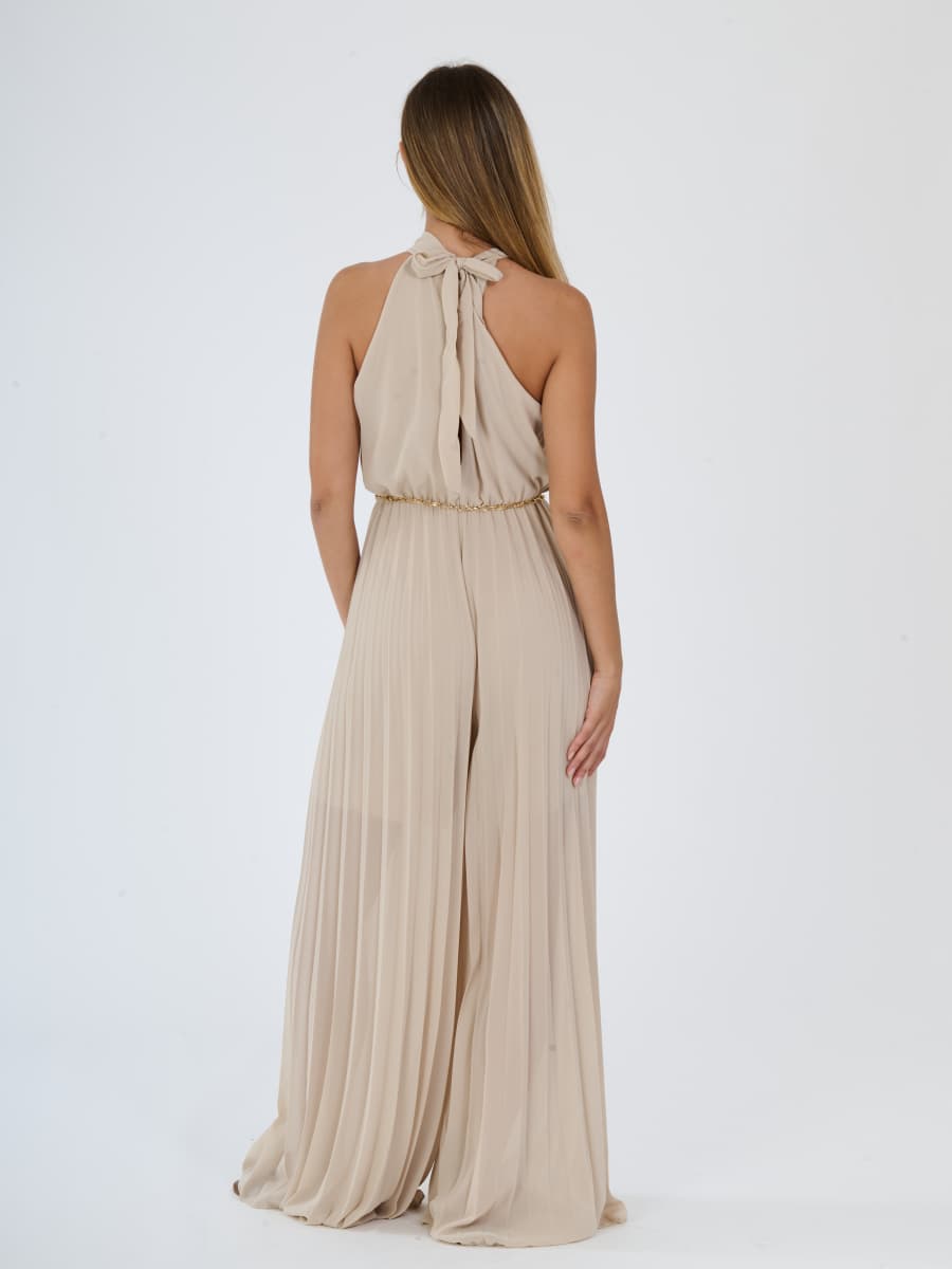 Tuta “Celestea” – Jumpsuit Plissé con Girocollo e Cintura a Catena