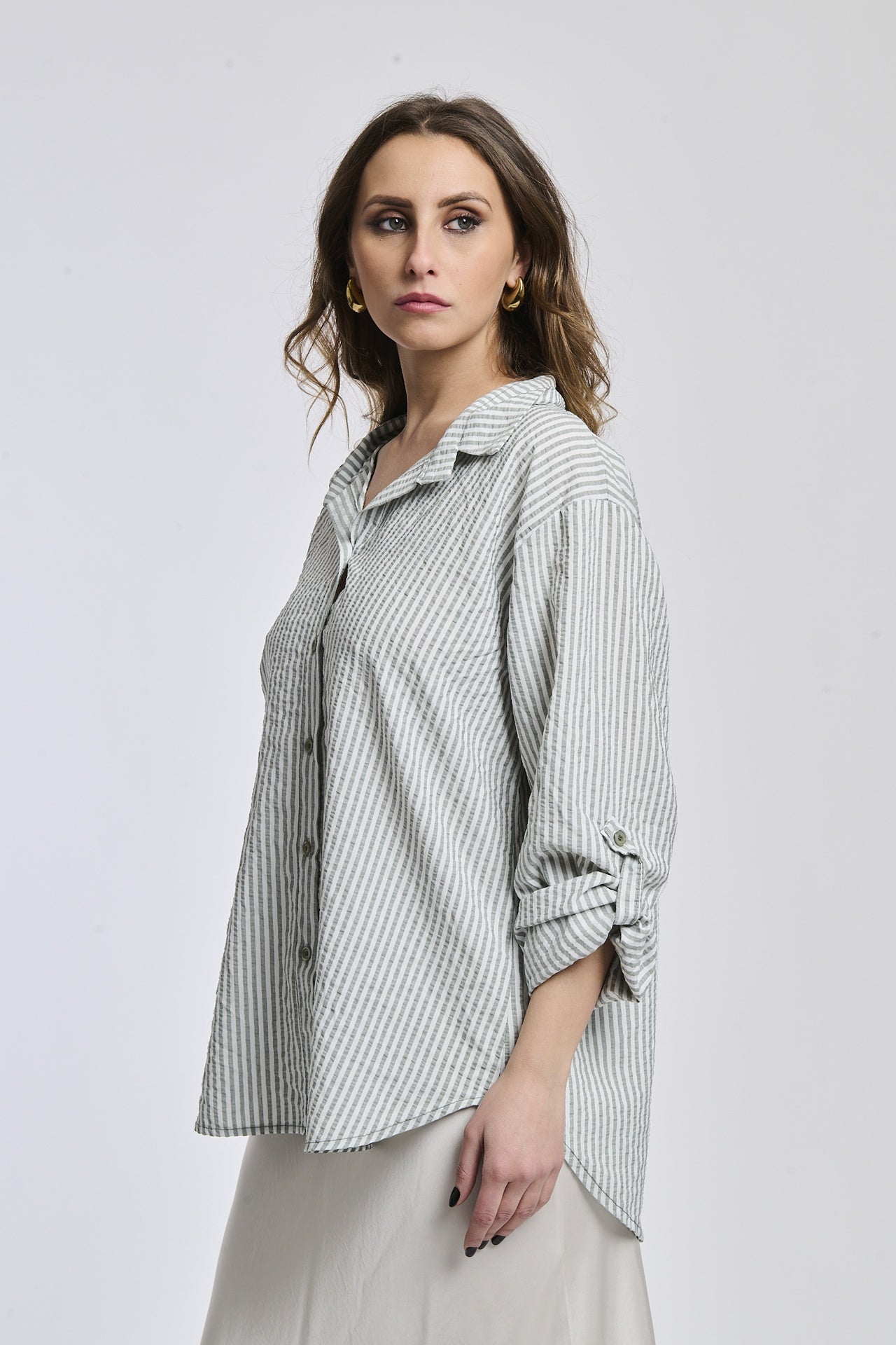 Camicia a righe militari, taglio ampio, colletto a camicia, bottoni e maniche arrotolate, ideale per un look avventuroso.