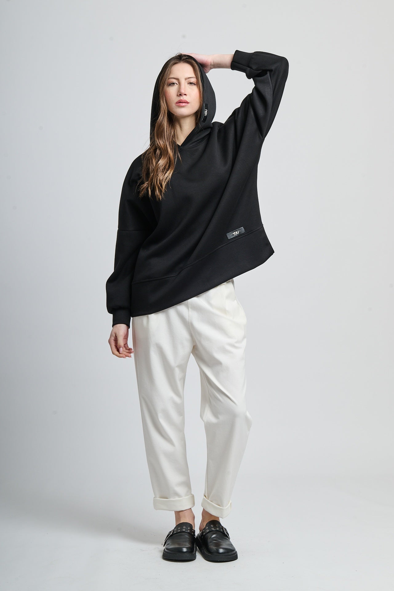 Felpa oversize nera con cappuccio, elegante e intensa