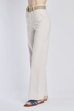 Pantaloni bianchi, cintura beige e sandali piatti blu