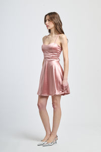 Abito rosa antico in raso, spalline sottili, charme vintage