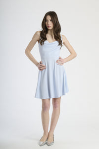  Abito corto con bretelle sottili, taglio a campana in colore azzurro