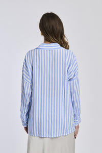 Camicia a righe azzurre da donna, maniche lunghe, ideale per abbinamenti versatili in ogni stagione.