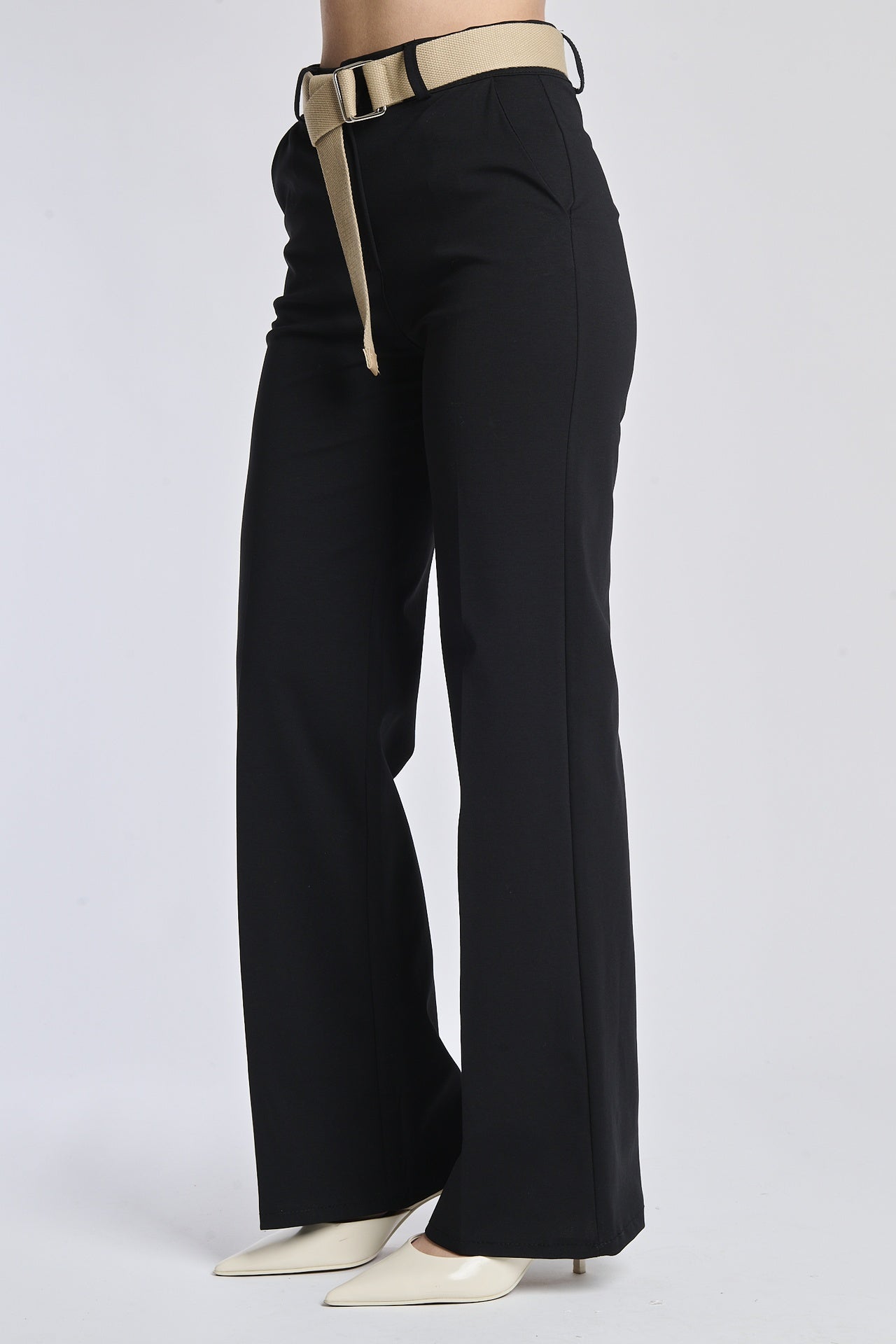 Pantaloni bianchi con cintura nero e sandali blu