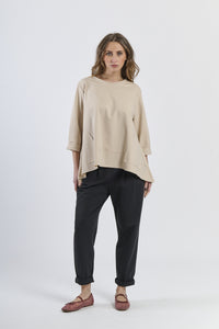 Un vestito di sera in un colore scuro con dettagli in pizzo.