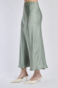 Gonna militare in raso lucido, vista frontale con scarpe alti tacchi