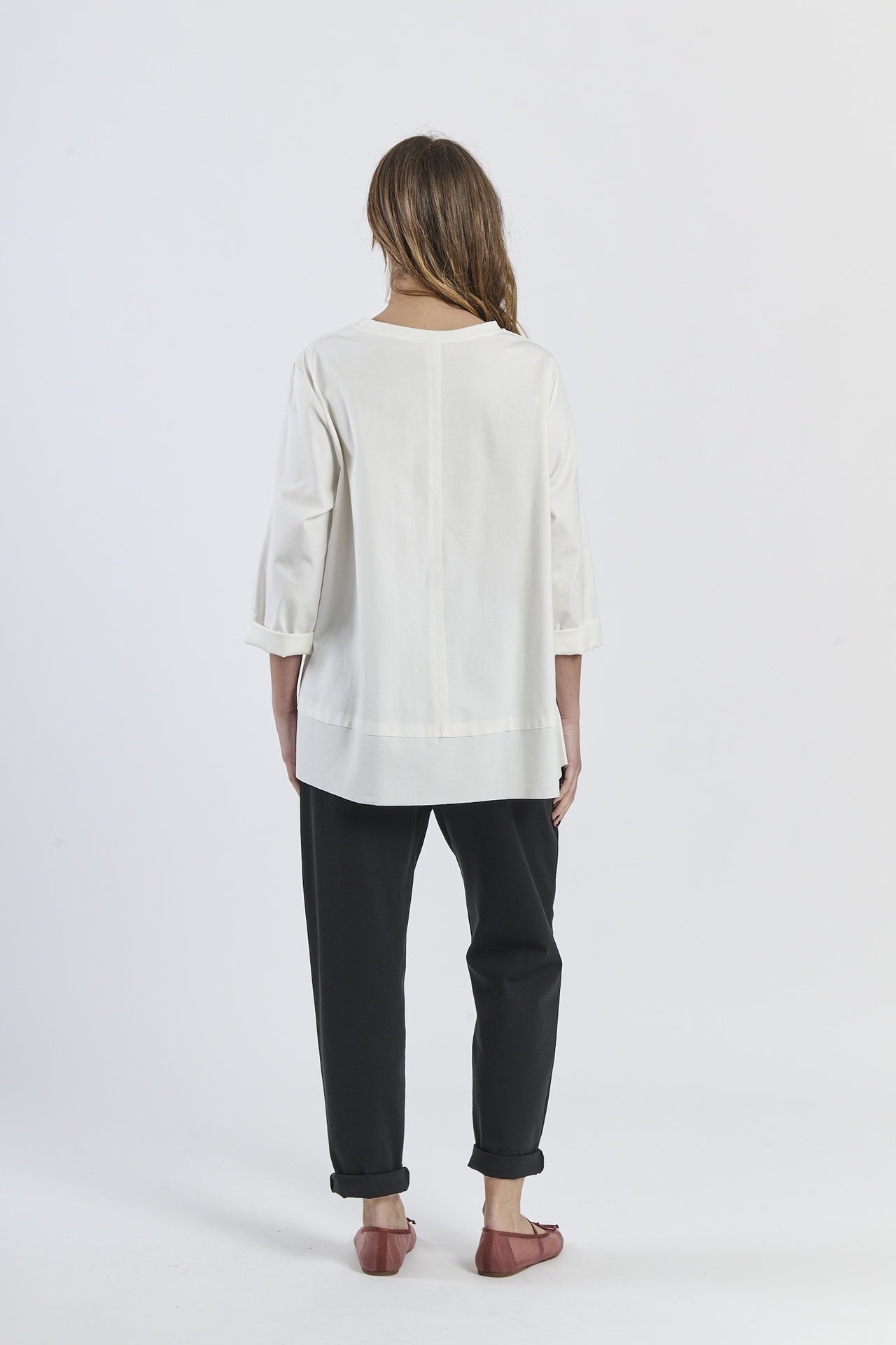 Un abito in tessuto elastico con un design aderente e una cerniera dietro.