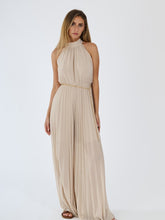 Tuta “Celestea” – Jumpsuit Plissé con Girocollo e Cintura a Catena