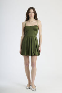 Moda donna: abito militare a campana, design con bretelle sottili e scollatura cuore.