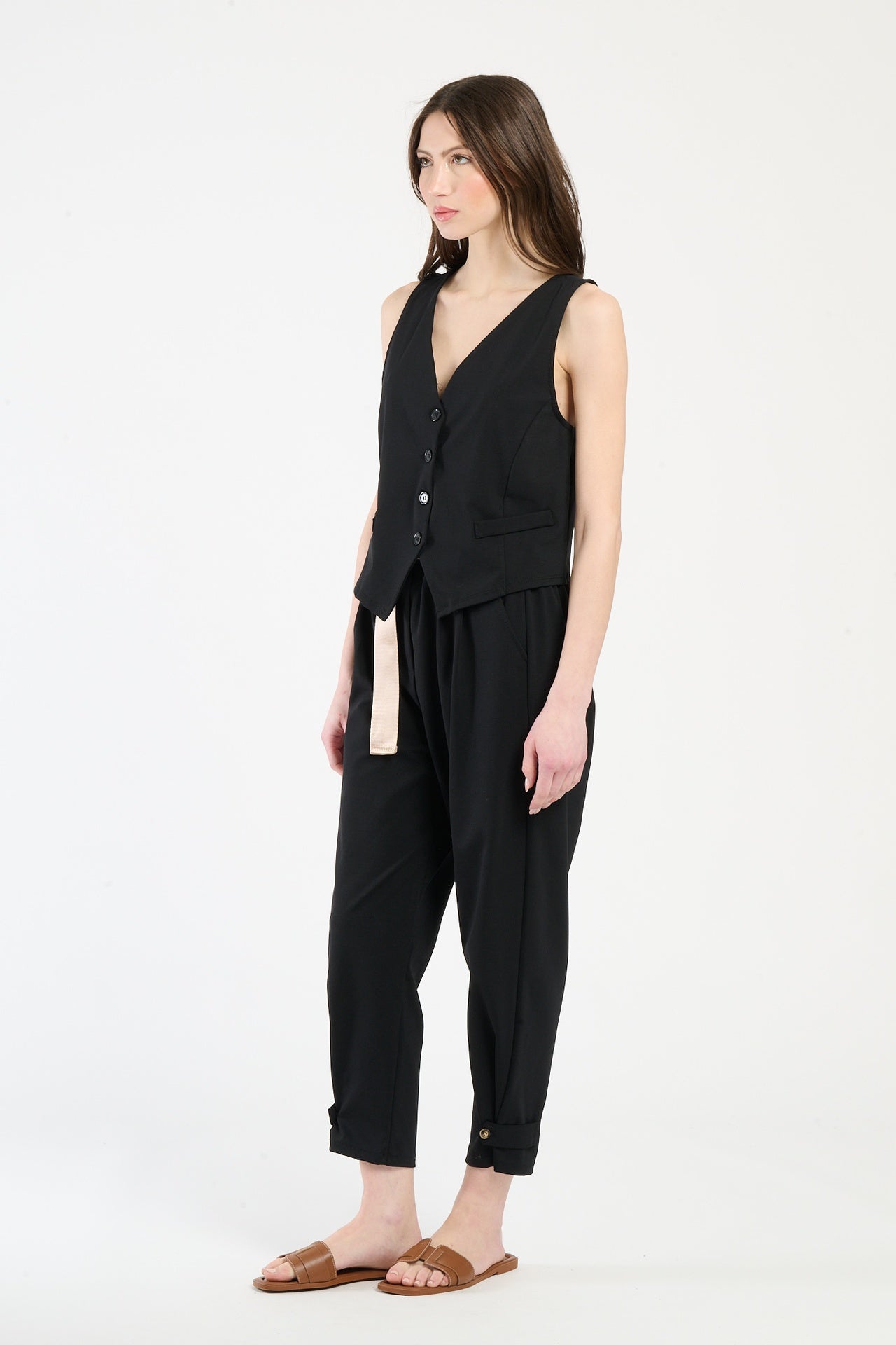 Modella in completo nero: gilet senza spalline e pantaloni
