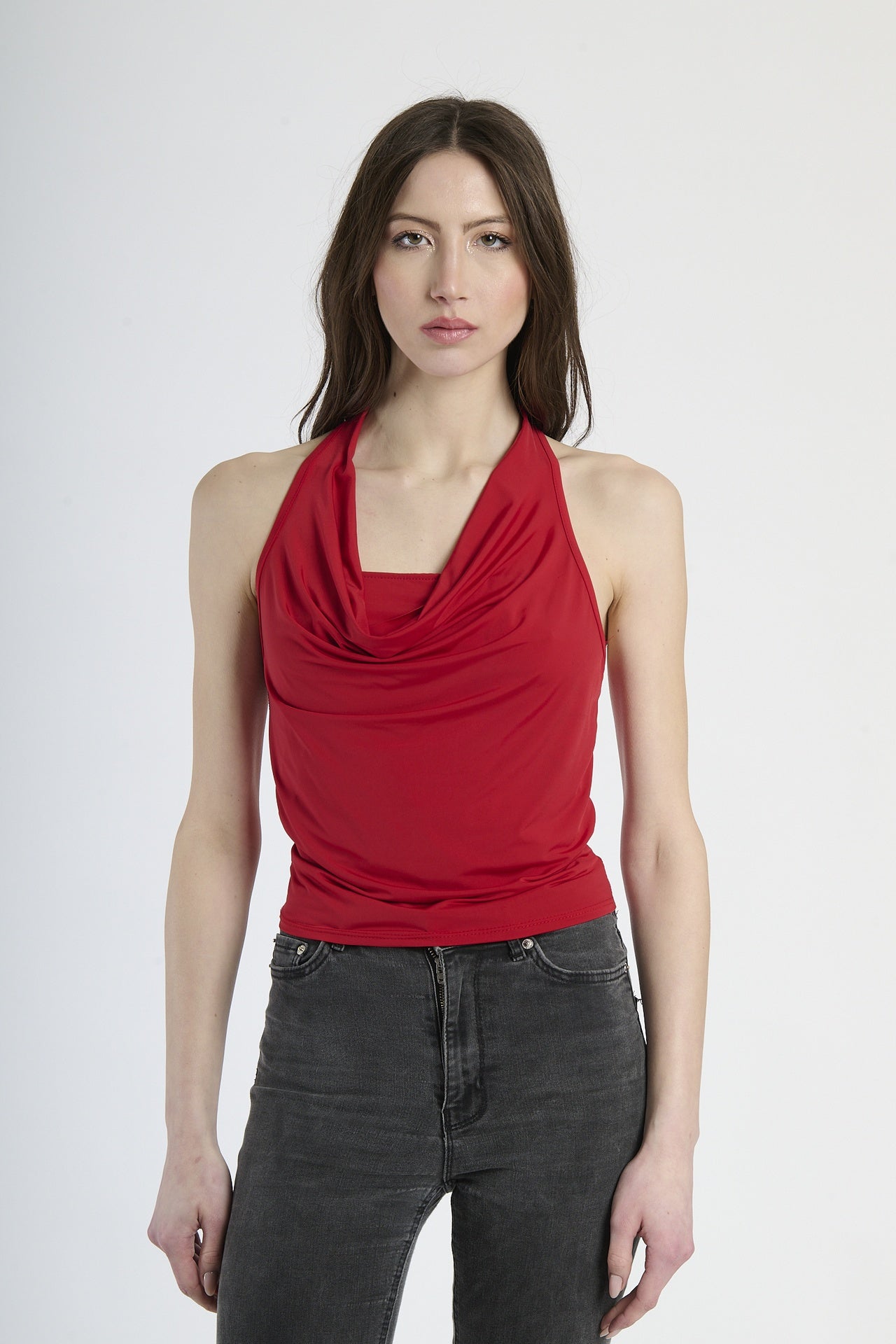 Outfit con canotta rossa, ideale per attirare l’attenzione.