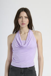 Outfit con canotta lilla, ideale per un look dal sapore bohemien.