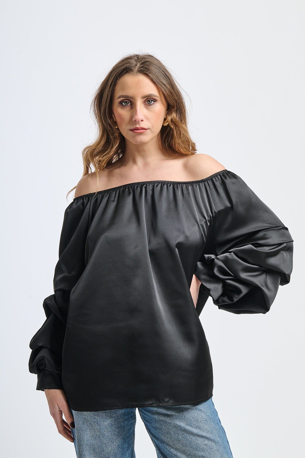 Blusa nera a spalla nuda, maniche ruffle, taglio oversize, stile iconico