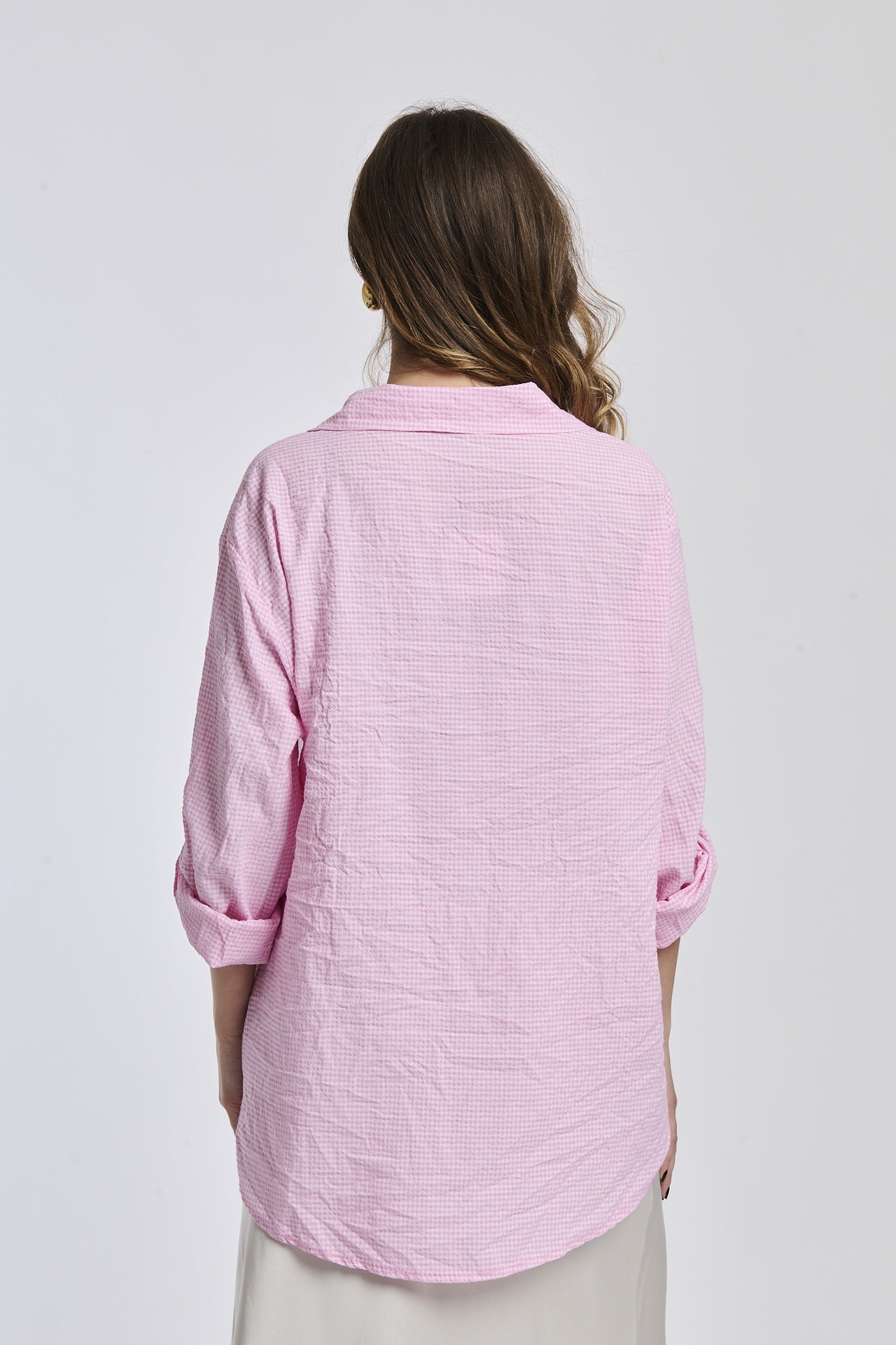 Camicia oversize rosa, stile dolce, bottoni frontali, maniche arrotolate