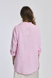 Camicia oversize rosa, stile dolce, bottoni frontali, maniche arrotolate
