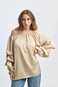 Blusa beige a spalla nuda, maniche ruffle, taglio oversize, stile raffinato
