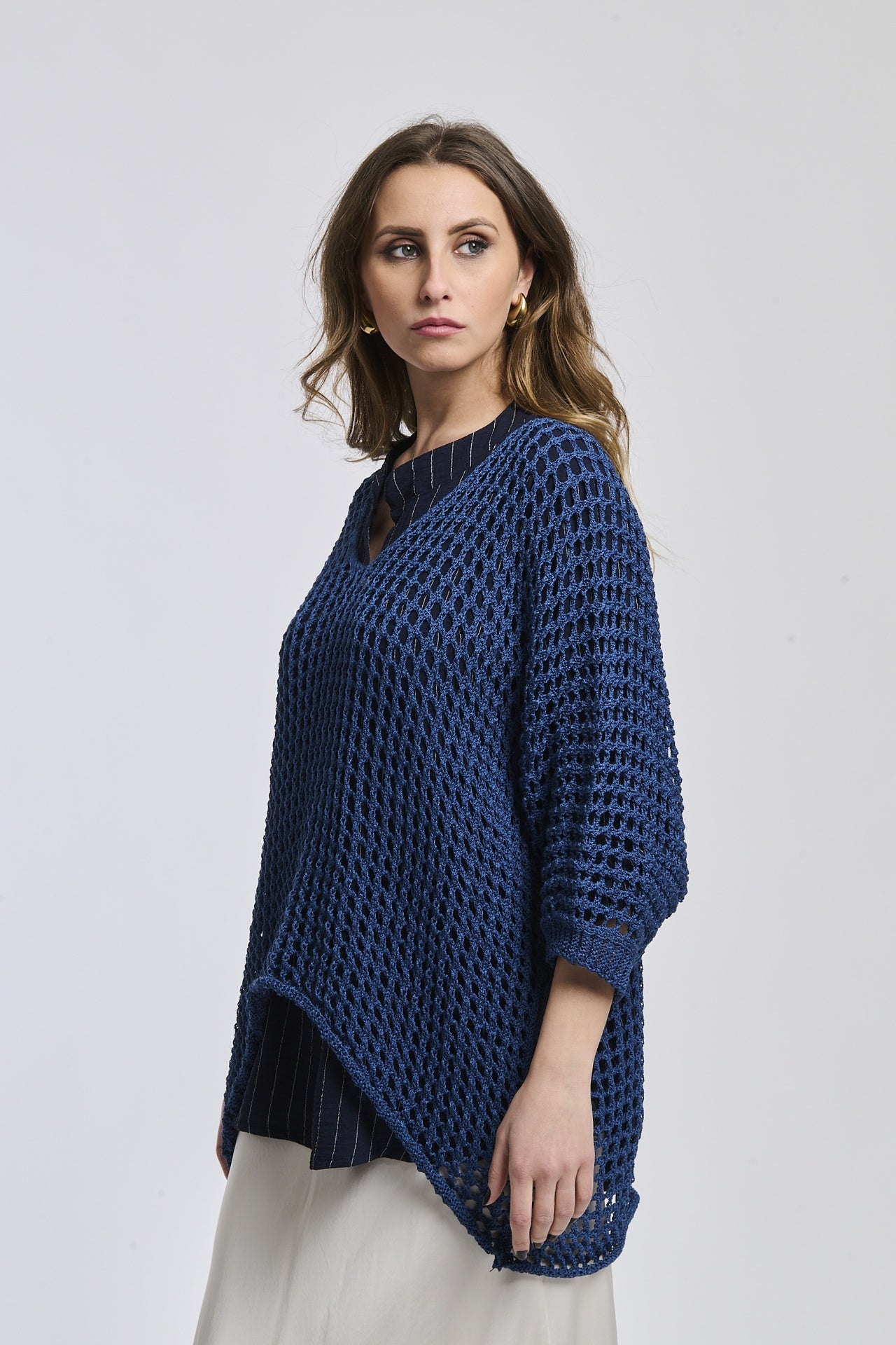 Maglione blu navy a coste scure con colletto e taglio elegante