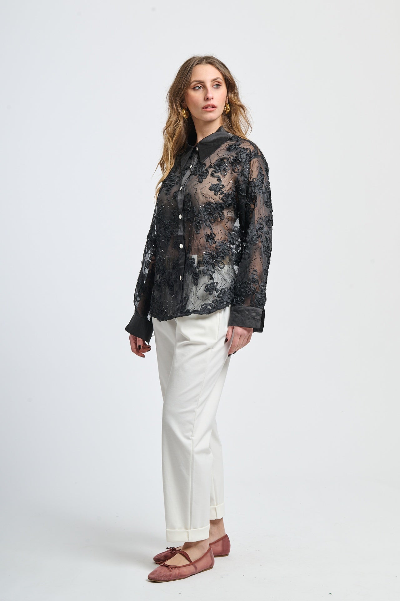 Un abito in un colore neutro che si adatta a qualsiasi occasione.